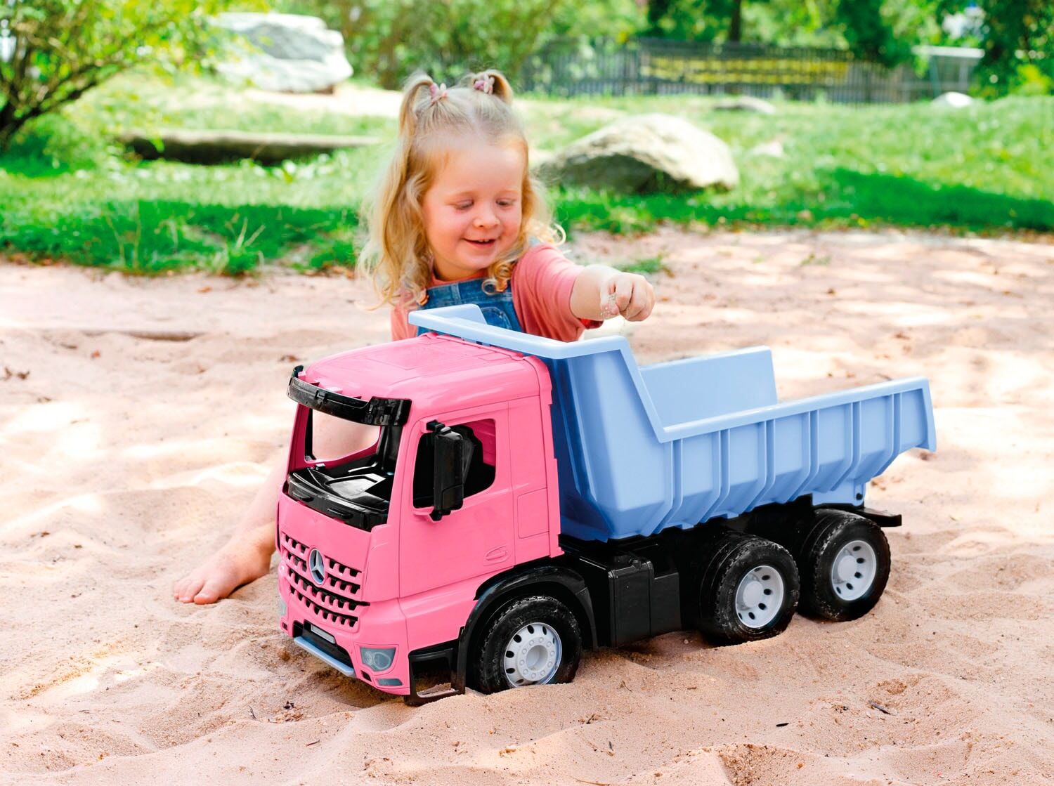 Spielzeug-Kipper LENA "Giga Trucks Muldenkipper Arocs Rosa", rosa, Spielzeugfahrzeuge, KinderT:67cm, Kunststoff, Spielzeug-Kipper, Made in Europe, T:67cm