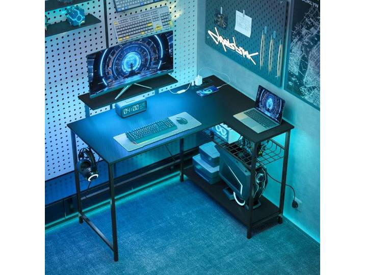 Bureau gaming d'angle noir avec LED prises électriques support moniteur et étagère