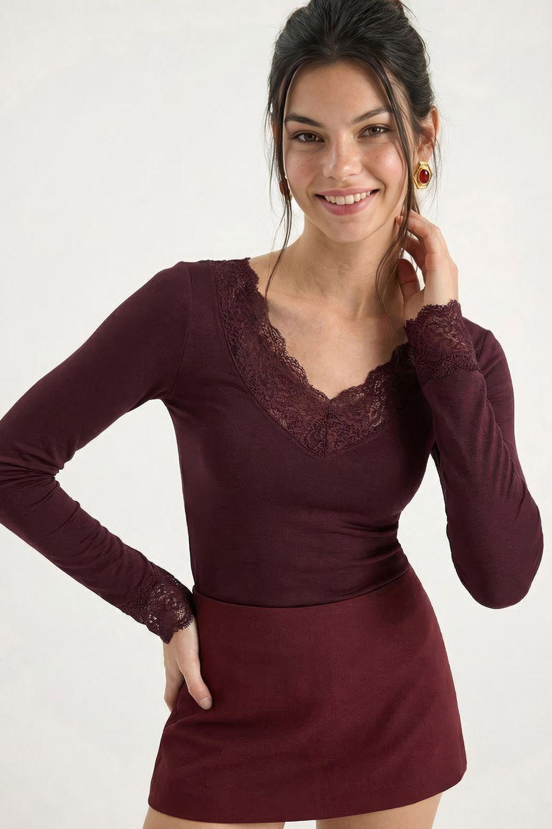 Blouse met V-hals en kantdetails