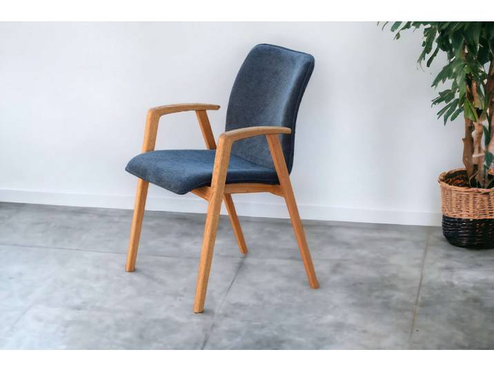Armlehnstuhl OTTO HOME Loreen Esszimmerstuhl, Polsterstuhl, Designstuhl , schwarz (storm 99 schwarz, eiche natur geölt), B:56cm H:86,5cm T:64cm, Holzwerkstoff, Massivholz, Polyester, Stühle, Armlehnstuhl, mit Massivgestell, hochwertig gearbeitet, Armlehnen, stilvoll, bequem