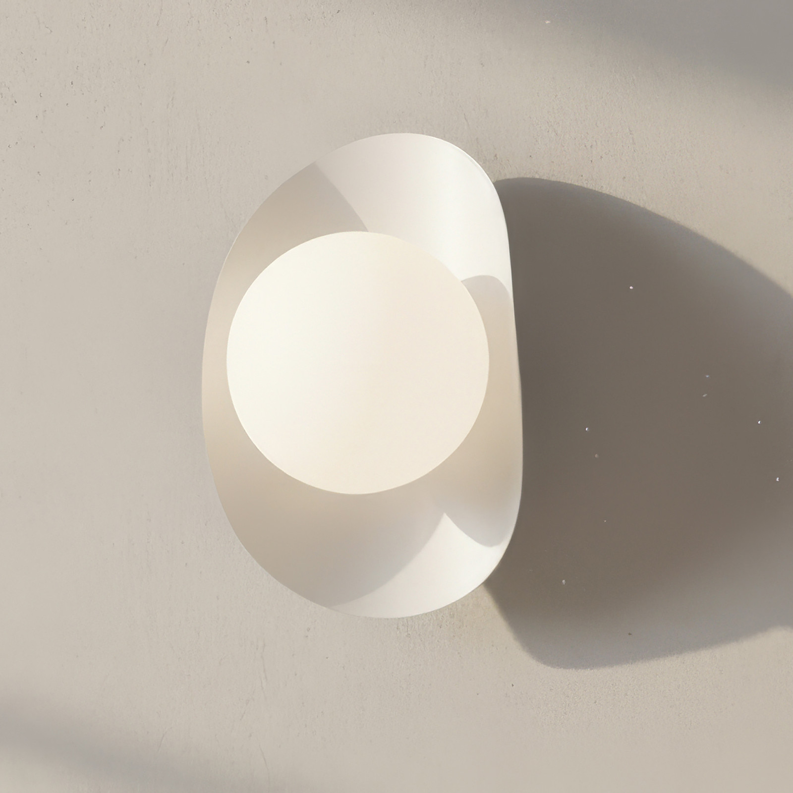 home24 Wandlamp Fiero type B wit, opaalglas en staal, G9
