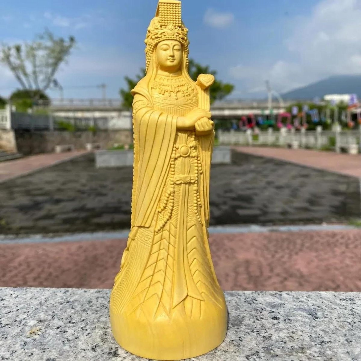 Handgesneden houten beeld decoratie figuur meerkleurig Hoogte: 10 cm