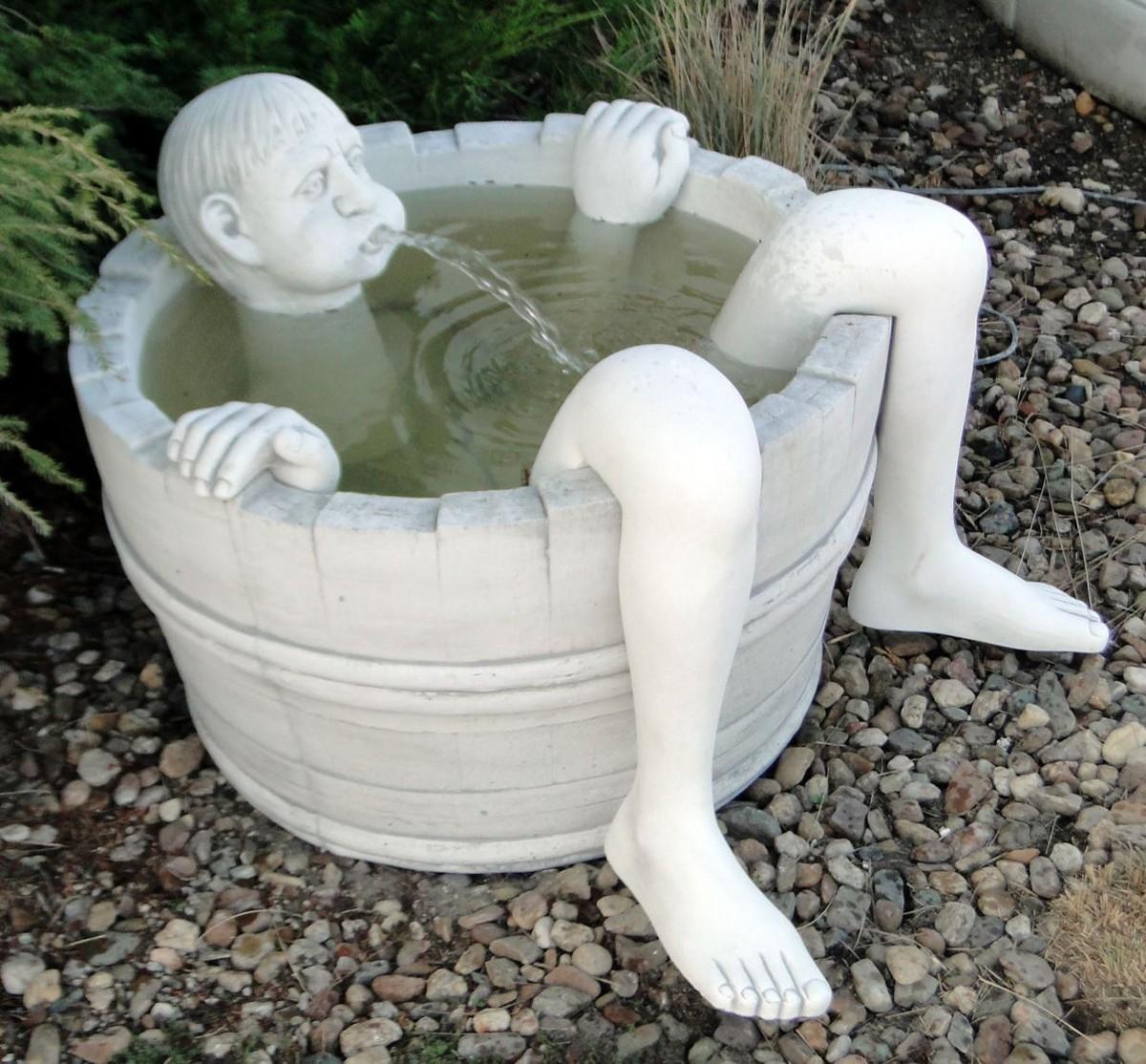 Casa Padrino Luxus Garten Deko Springbrunnen Weißgrau Ø 74 x H. 56 cm - Beton Gartenbrunnen - Stein Brunnen mit Wasserspeier Skulptur