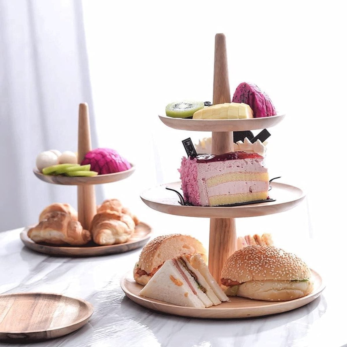 Elegante houten fruitmand met drie lagen van acaciahout voor een stijlvolle dessertpresentatie