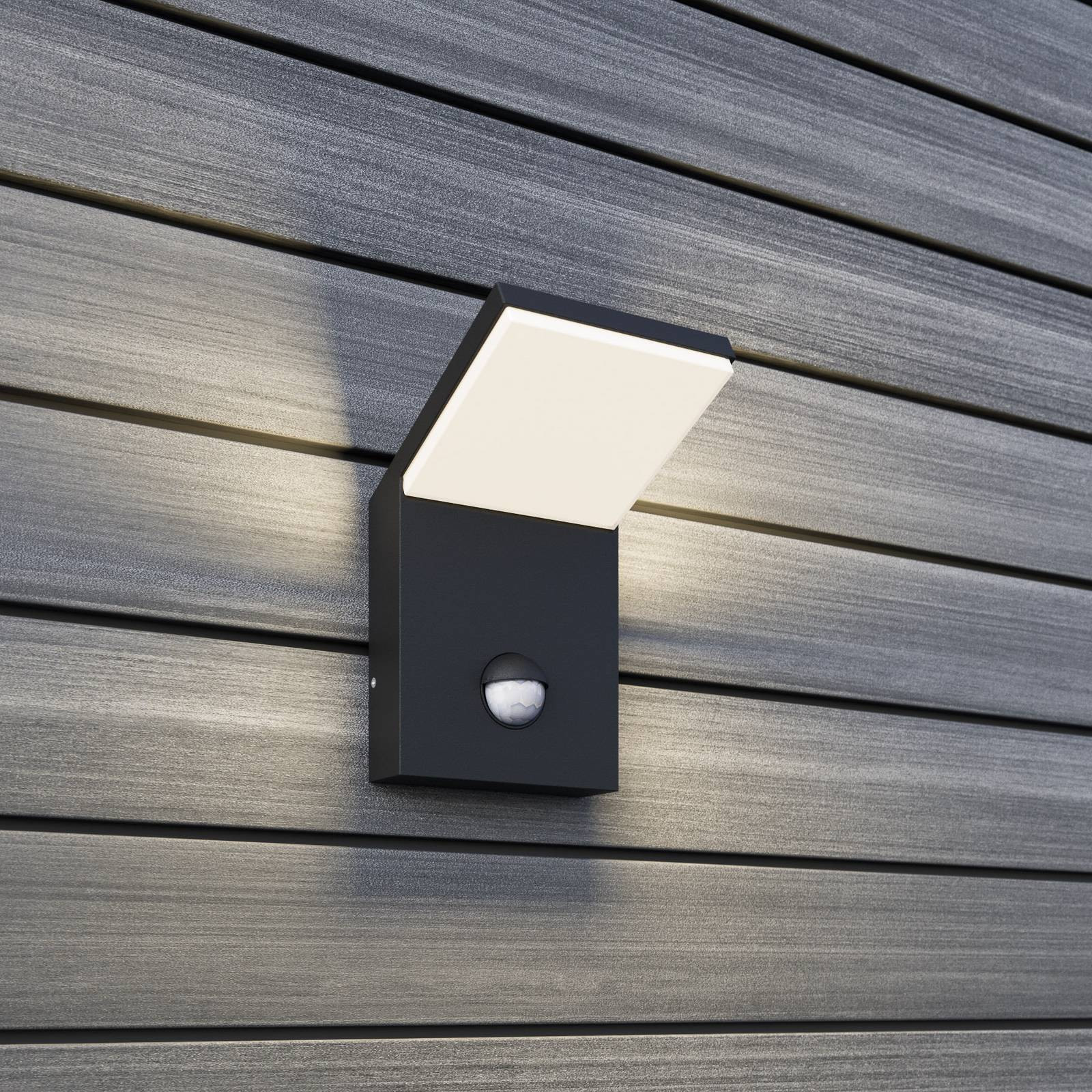 Lucande Nevio moderne buitenwandlamp met bewegingssensor in grijs of zwart van aluminium