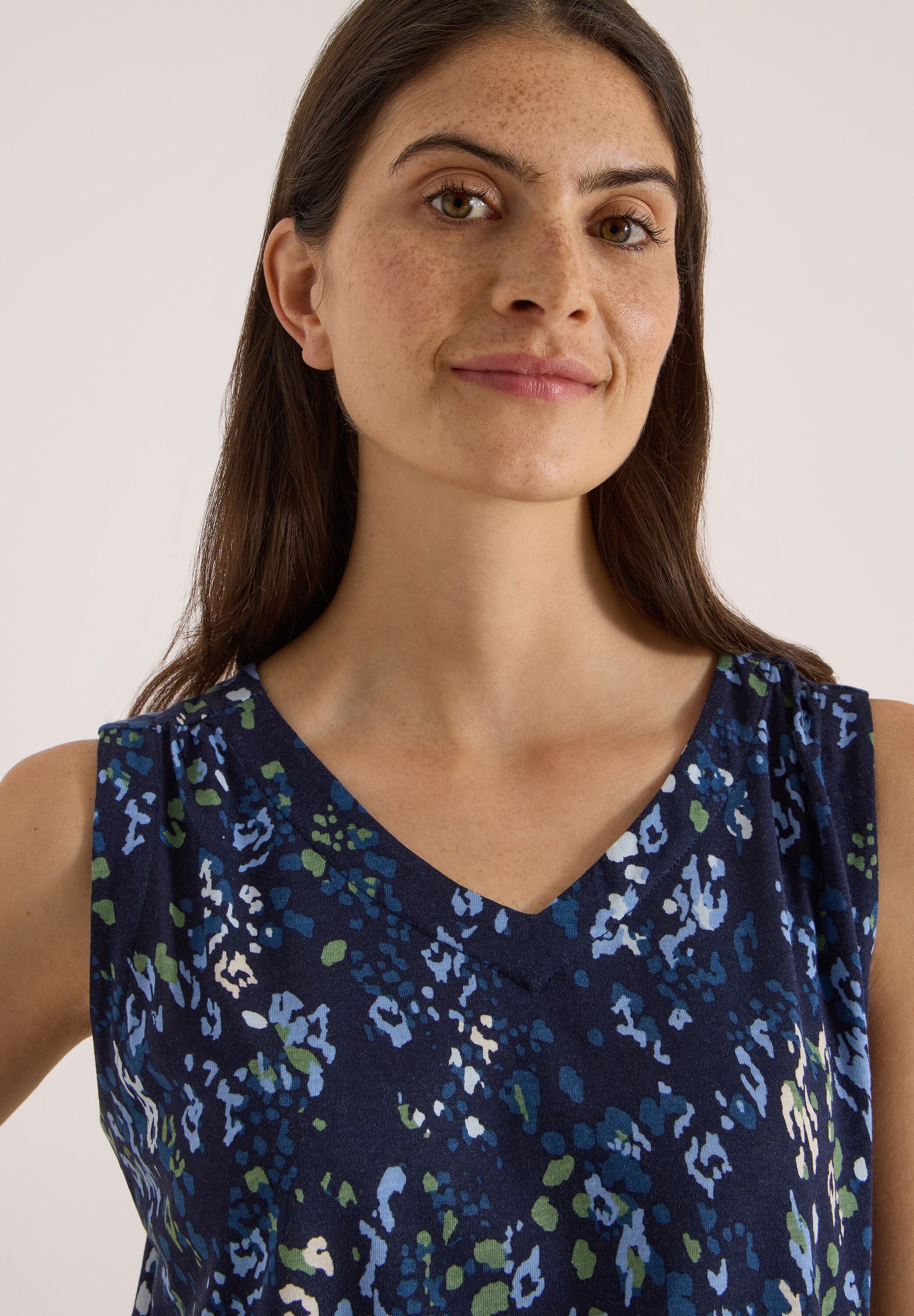 Shirttop CECIL, Damen, Gr. S (38), blau (urban dunkelblau), Jersey, Obermaterial: 50% Baumwolle, 50% Modal, bedruckt, hüftbedeckend, V-Ausschnitt, Tops Shirttop, Sommertop mit Rounded V-Neck und grafischem Muster