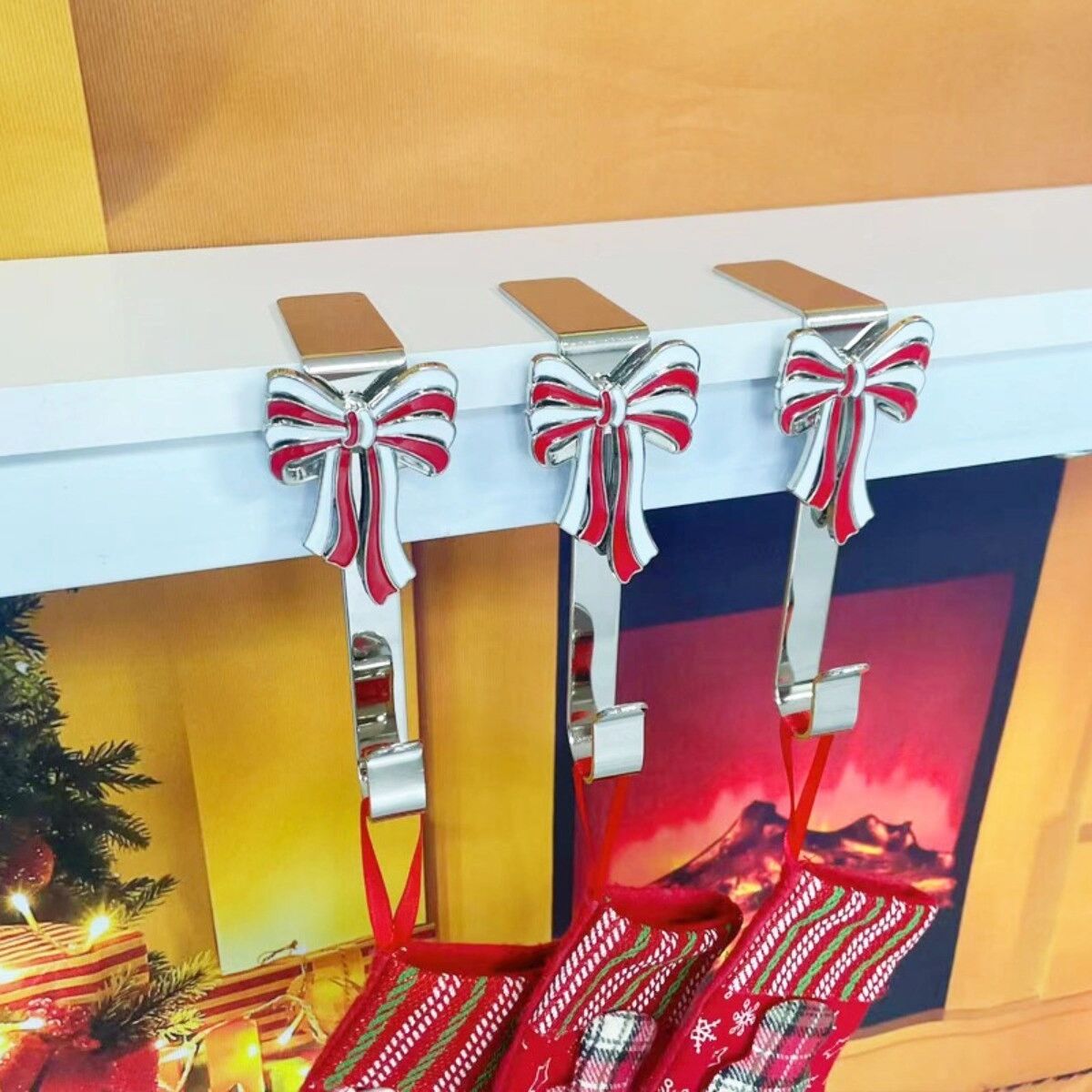 INF 4er-Set silberne Weihnachtsstrumpf-Haken mit Bogendesign, Clip-on-Kaminsims-Halter ohne Bohren