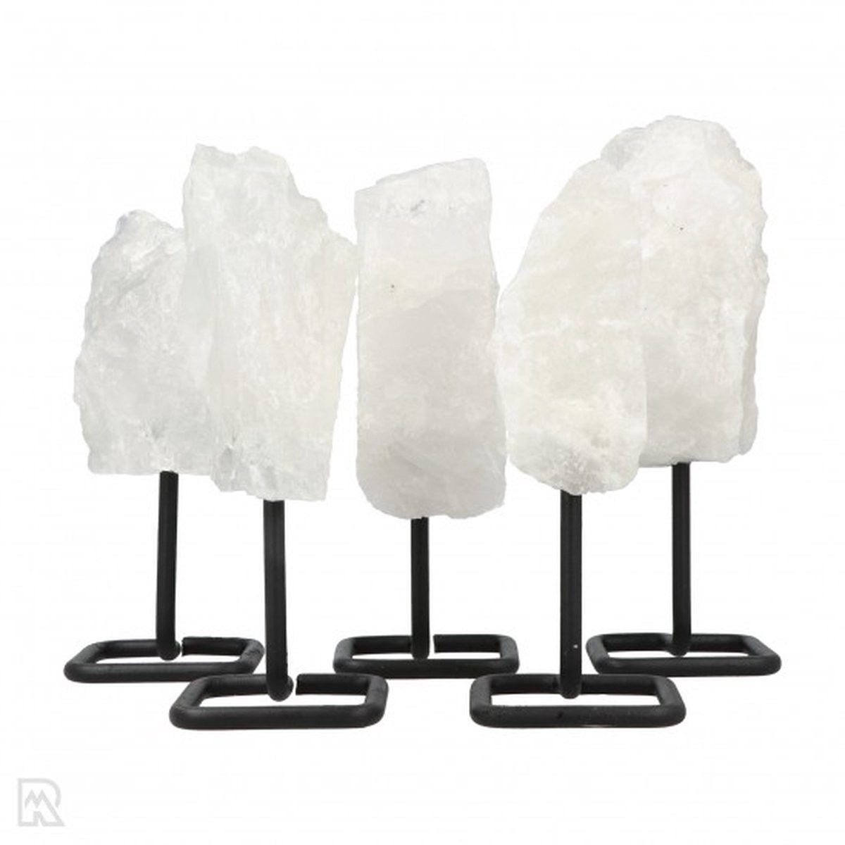 Ruw wit bergkristal op een stevige standaard voor harmonie en balans