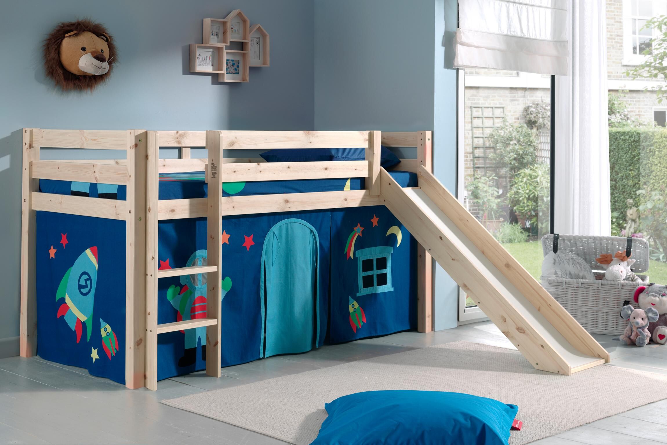 Hochbett VIPACK "Pino, Spielbett massiv Kiefer, stabil gebaut, 3 Korpusfarben zur Wahl", beige (natur geölt, astronaut), B:218cm H:114cm L:210cm, Hochbetten, Hochbett, Textil-Set "Astronaut", inkl. Vorhang, mit oder ohne Tunnel natur geölt, astronaut Mit 