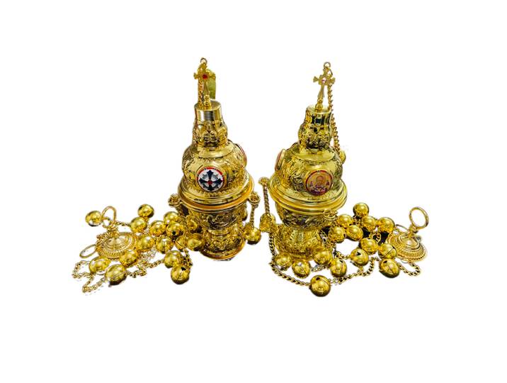 Encensoir d'église orthodoxe artisanal orné, plaqué or, avec clochettes à chaîne et incrustation émaillée d'icône sainte, pour l'encens de la liturgie chrétienne