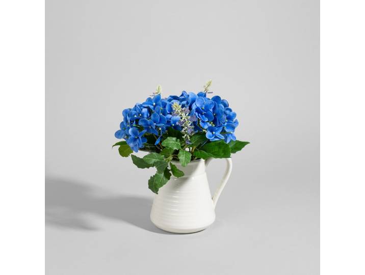 Strauß blauer künstlicher Blumen und Steinguttopf