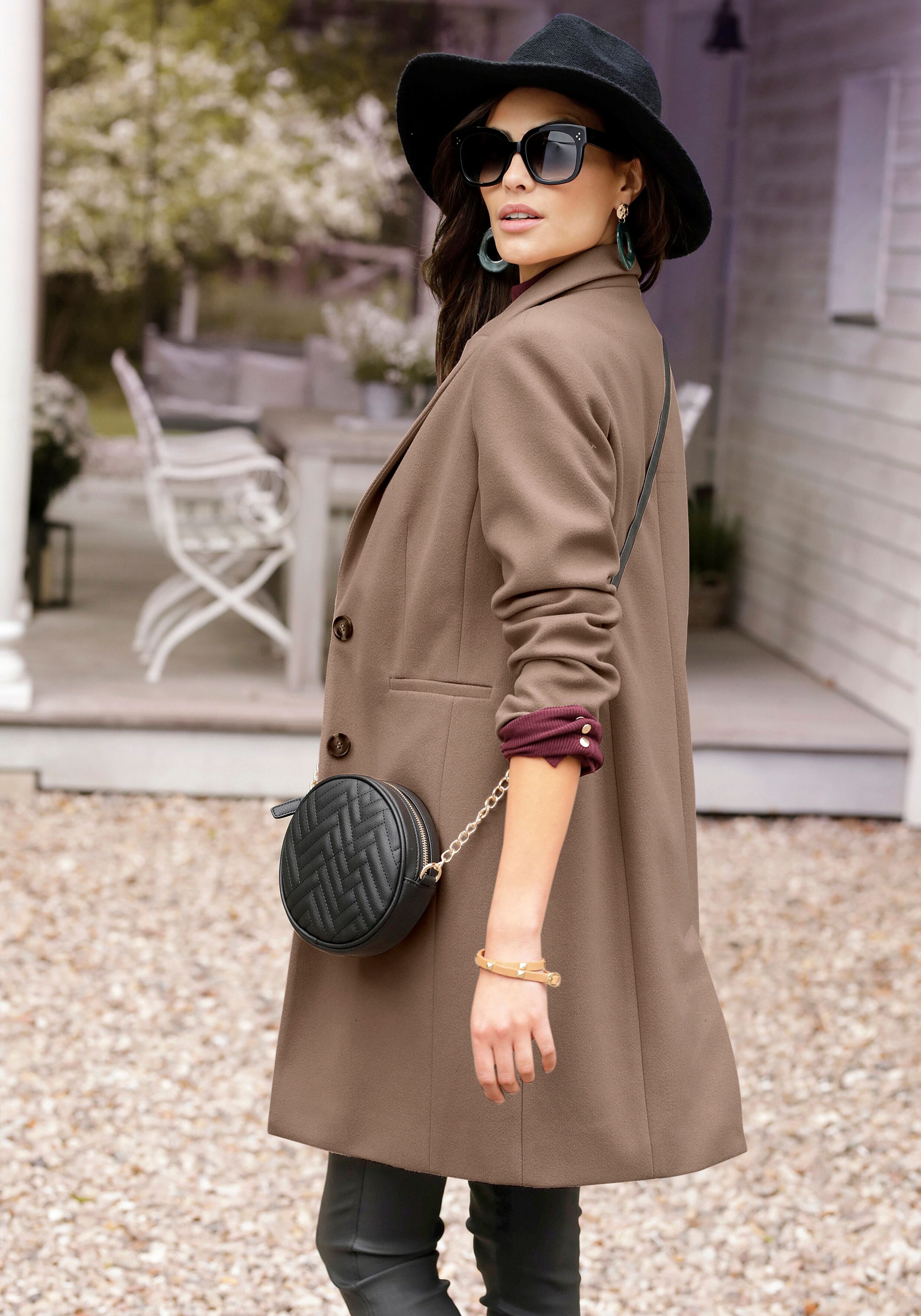 Kurzmantel LASCANA "im klassischen Design mit Knopfverschluss, figurbetont", Damen, Gr. 36, braun (camelfarben), Web, Obermaterial: 100% Polyester. Futter: 100% Polyester, unifarben, figurumspielend kniefrei, Mäntel Kurzmantel, Gefütterter Damenmantel, Bl