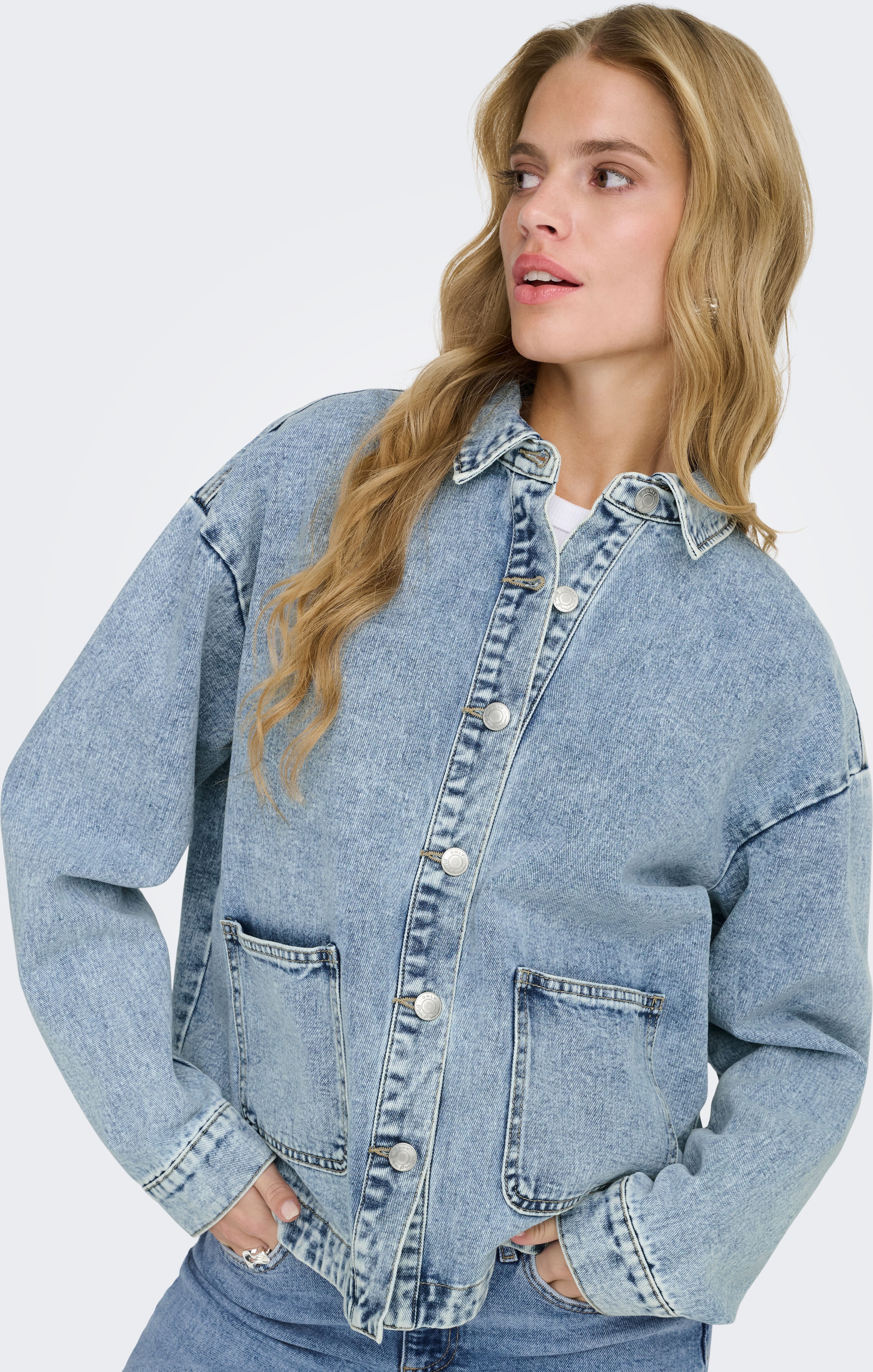 Jeansjacke ONLY "ONLLARA LS DNM SHACKET GUA NOOS", Damen, Gr. XS, blau (light blau denim), Denim/Jeans, Obermaterial: 80% Baumwolle, 20% Polyester, unifarben, normal, Jacken Jeansjacke, Baumwollmischung light blau denim XS