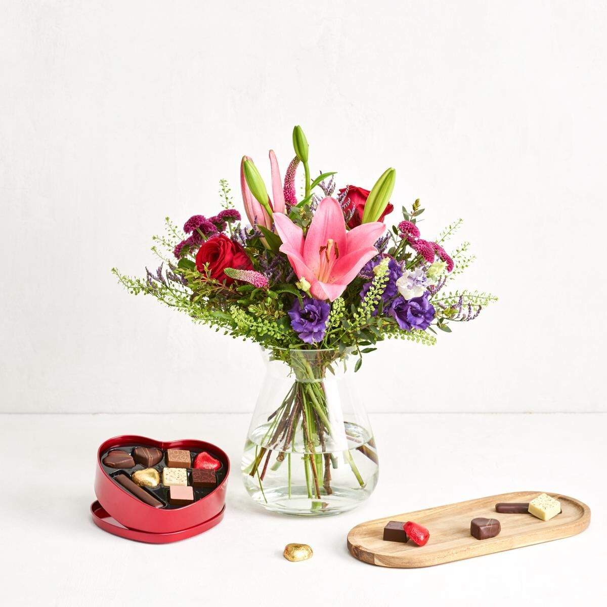 Den søde omtanke med hjerte med chokolade  Send Blomster  Interflora