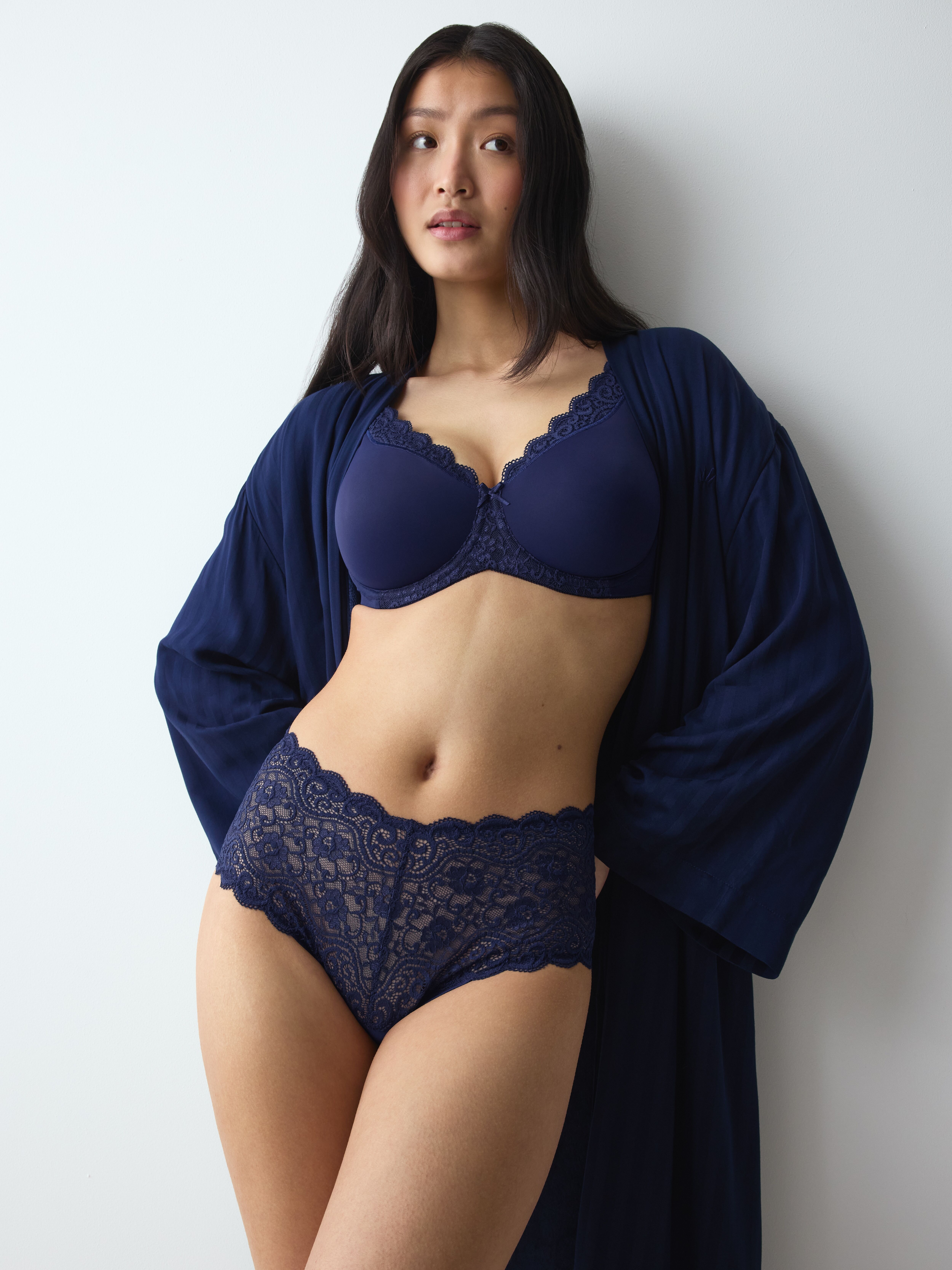 Slip TRIUMPH "Amourette Maxi", Damen, Gr. 40, Microfaser, blau (admiral), Microfaser, Obermaterial: 83% Polyamid, 17% Elasthan, Unterhosen Slip, Stretch-Spitze admiral 40, Microfaser