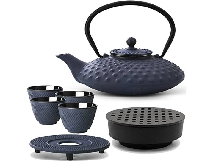 Bredemeijer Gusseisen Asia Teekanne Set 0.8 Liter - flacher blauer Teekessel mit Edelstahl Tee-Filter Sieb-Einsatz für losen Tee & Untersatz & Teewärmer & 4 Teetassen (Becher)