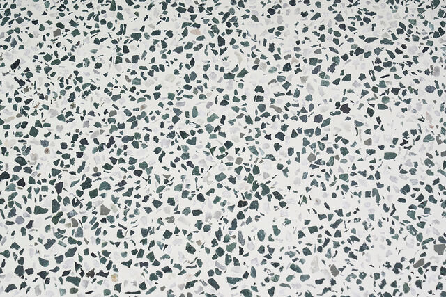 Miliboo Runder Couchtisch Design aus Terrazzo und schwarzem Metall D81 cm MEZZO