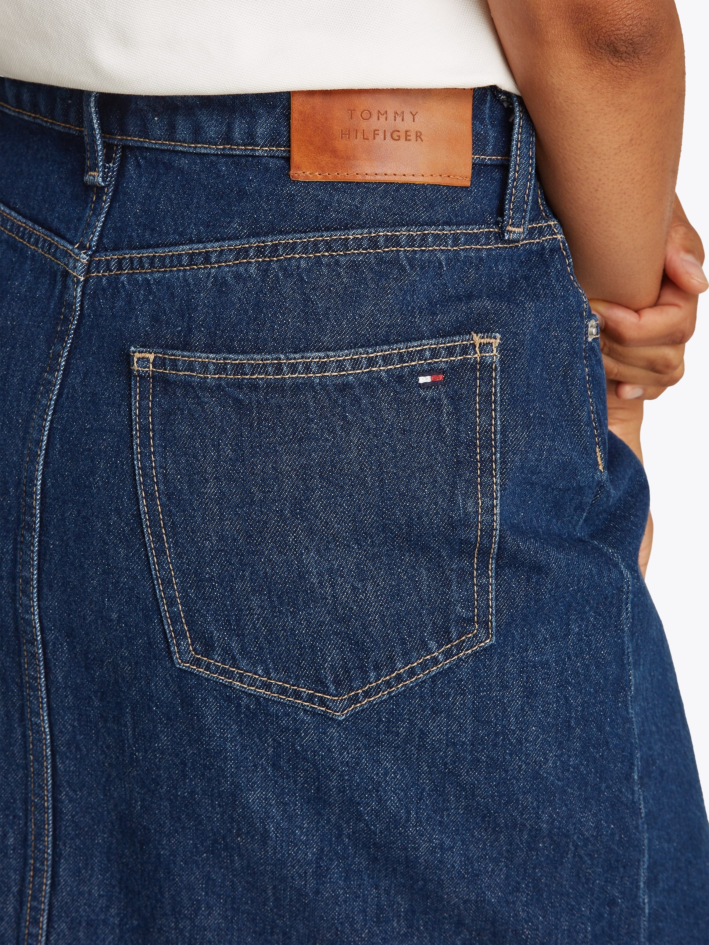 Jeansrock TOMMY HILFIGER "DNM KNEE STRAIGHT SKIRT RW ACE", Damen, Gr. 32, blau (ace), Denim/Jeans, Obermaterial: 100% Baumwolle, unifarben, straight fit knielang, Röcke Jeansrock, mit Schlitz vorne, mit Nieten ace 32