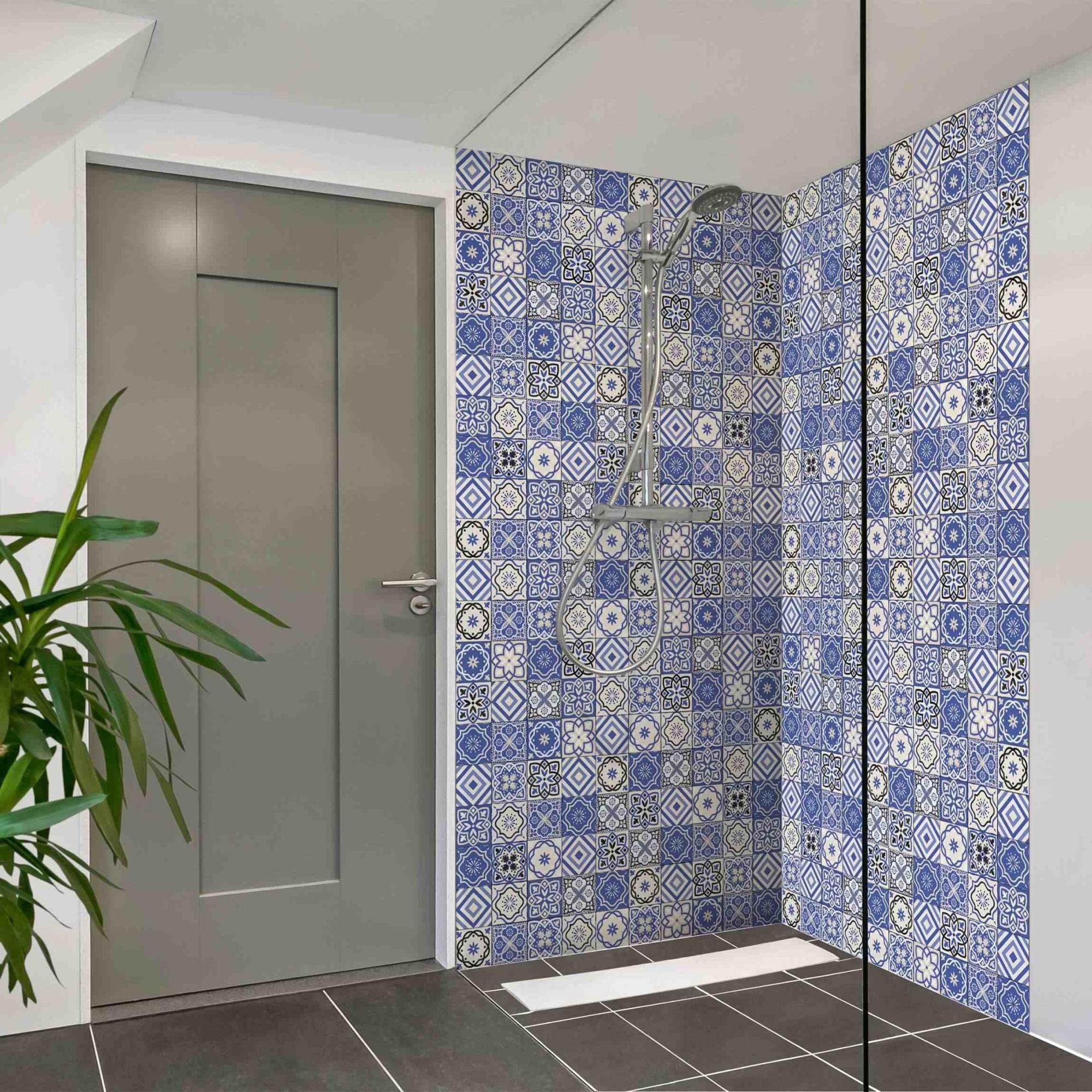 Duschrückwand Muster selbstklebend - 0.61 mm Wandpaneel wasserfest Design blau Fliesenoptik Illustration Badrückwand fugenlos Premium matt 110x210 cm
