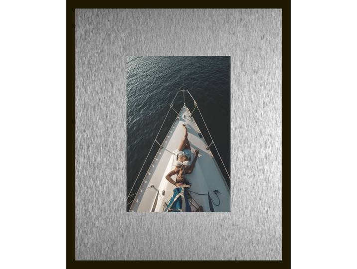 Bild QUEENCE Trend Wandbild, Wandkunst, Kunstdruck Frau auf Segelboot , farbe rahmen: schwarz, farbe bild(er): silber, B:50cm H:40cm T:1,5cm, Aluminium, Bilder, Bild, inkl. Passepartout aus hochwertigem Aluminium und schwarzem Rahmen