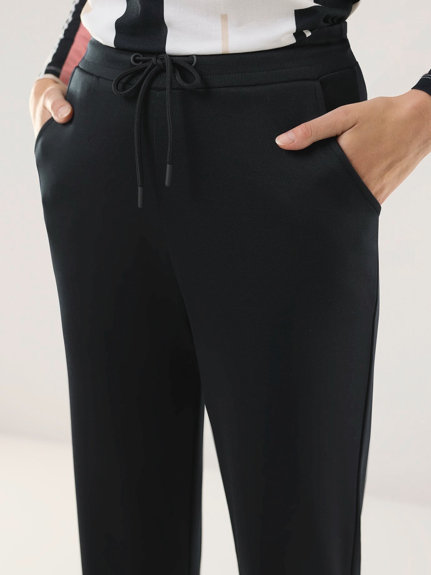 Walbusch Extraglatt Freizeithose, #normale Größen, Farbe Schwarz, 24, plattiert gearbeitet weicher Baumwollmix Damen