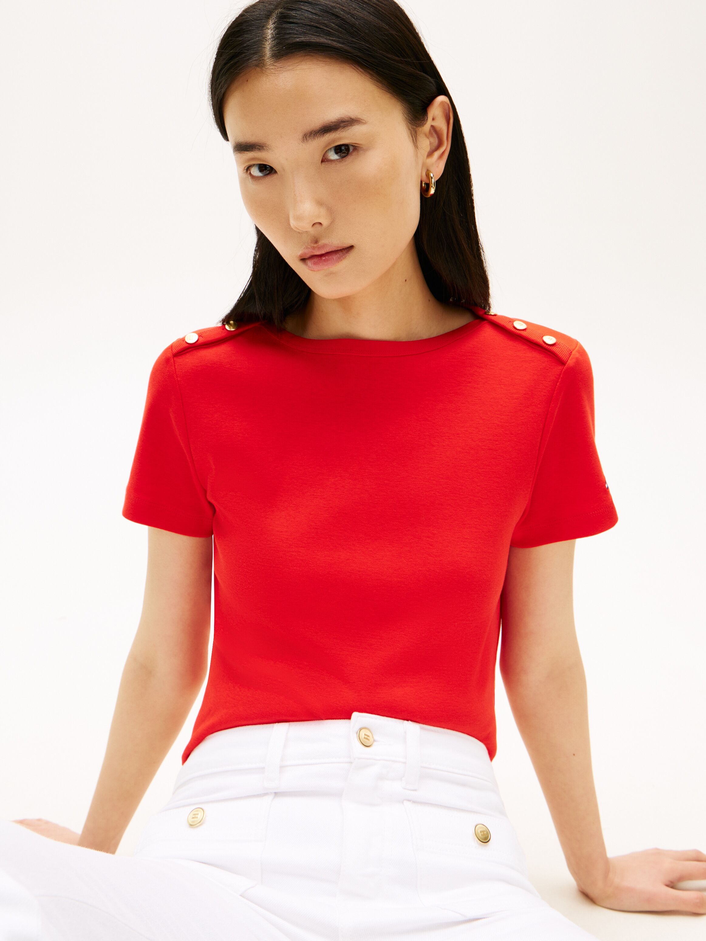 Kurzarmshirt TOMMY HILFIGER "GOLD BUTTON SLIM SS TEE", Damen, Gr. XS (34), rot (fireworks), Single Jersey, Obermaterial: 100% Baumwolle, unifarben, slim fit, Shirts Kurzarmshirt fireworks XS (34)