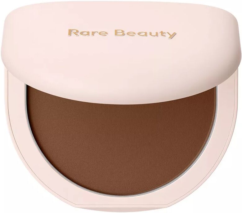 RARE BEAUTY - Tinted Pressed Powder - Getöntes Presspuder, 8 g, Sepia