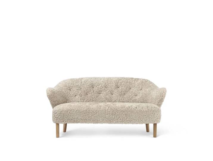 Audo Copenhagen Ingeborg 2,5-Sitzer Sofa Schaffell moonlight, Eichenholzbeine Natur