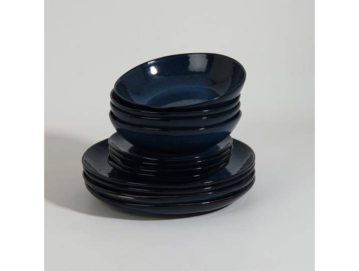 Set mit 12 blauen Keramiktellern