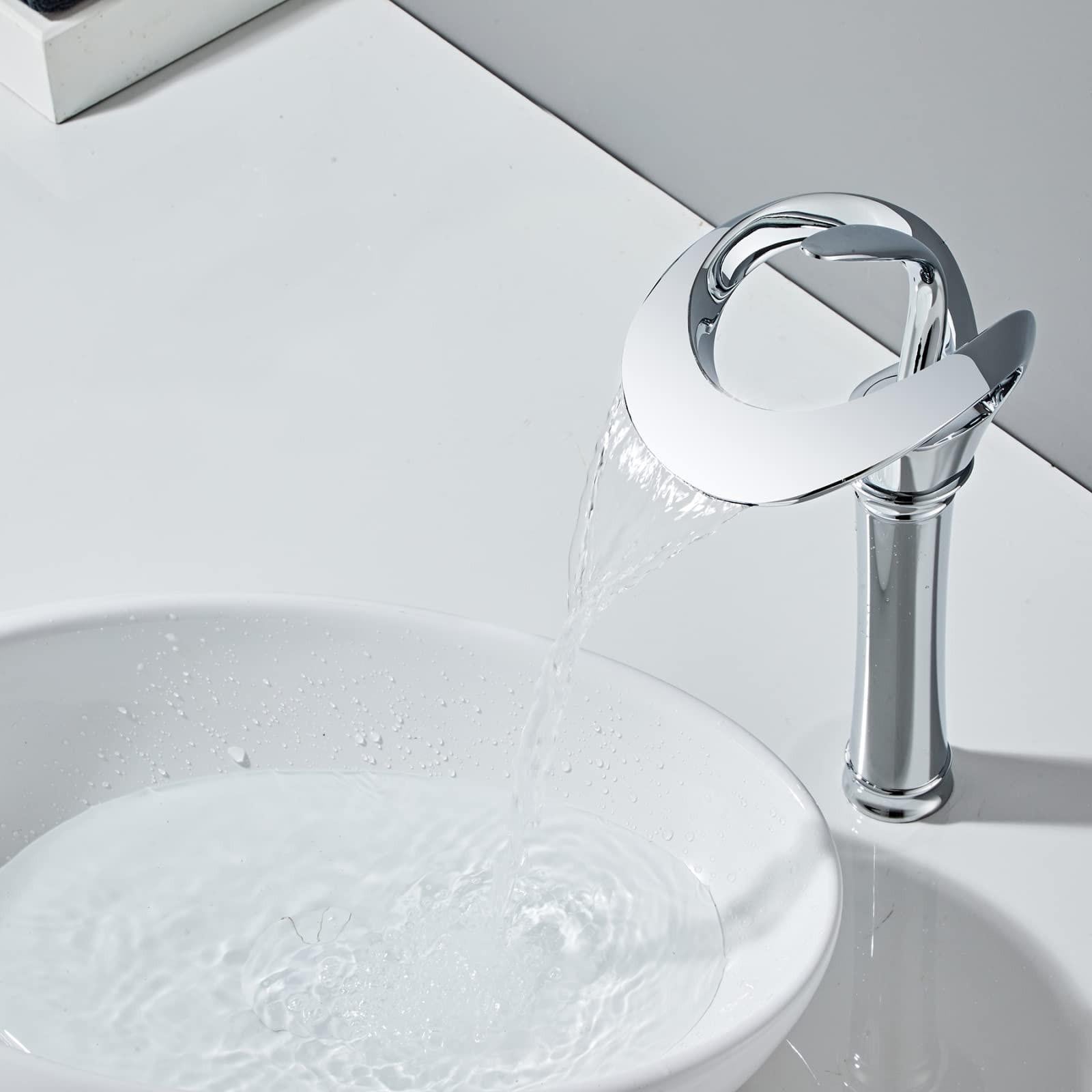 Moderne waterval badkamermengkraan met hoog ontwerp en eenhandige bediening