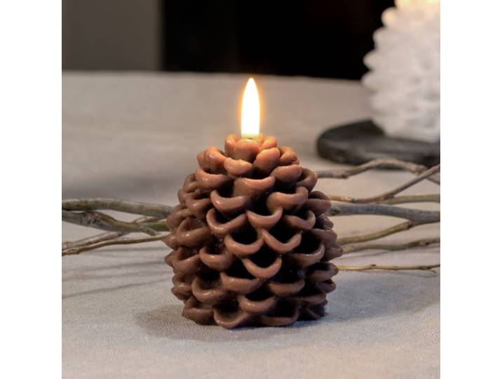 PINE CONE LED-Kerze, braun, Ø 7 cm, Wachs - Uyuni Lighting - Wohnzimmer - Sonstige - Einflammig