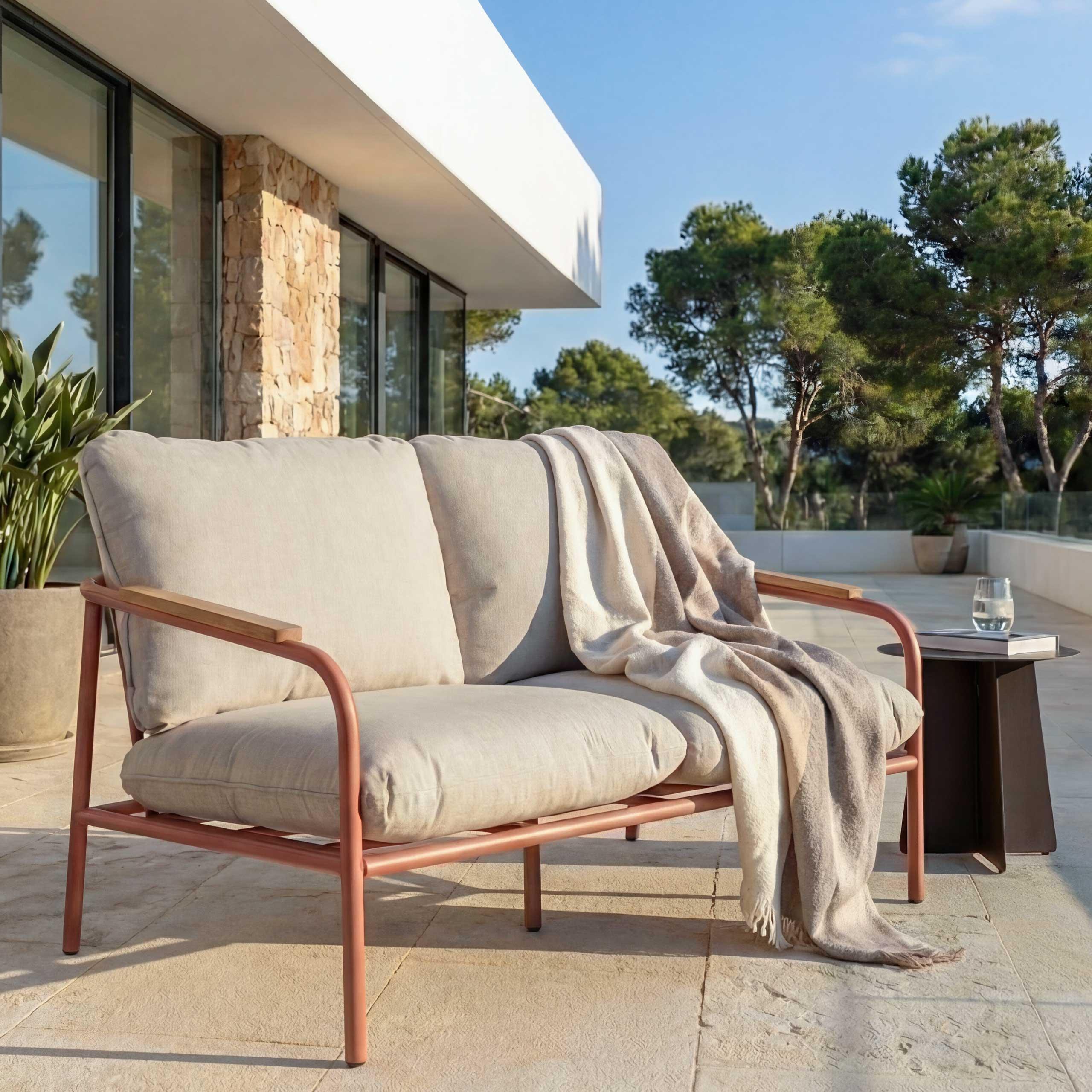 Aluminium-Gartenbank HWC-O11, Outdoor 2-Sitzer Sitzbank Sofa, Olefin Stoff (205 g/m²) 125cm terrakotta Polster beige