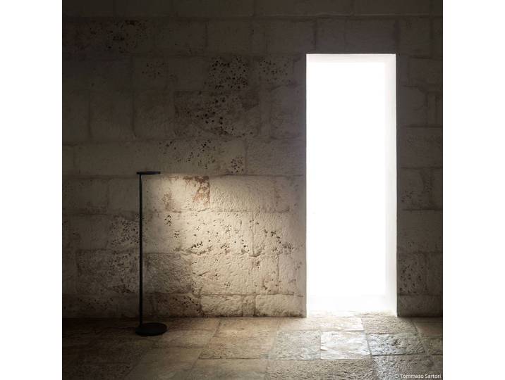 Flos Architectural Designer Stehlampe Oblique Floor USB-C, dimmbar, schwarz, für Wohn- / Esszimmer, Aluminium, Stehleuchte