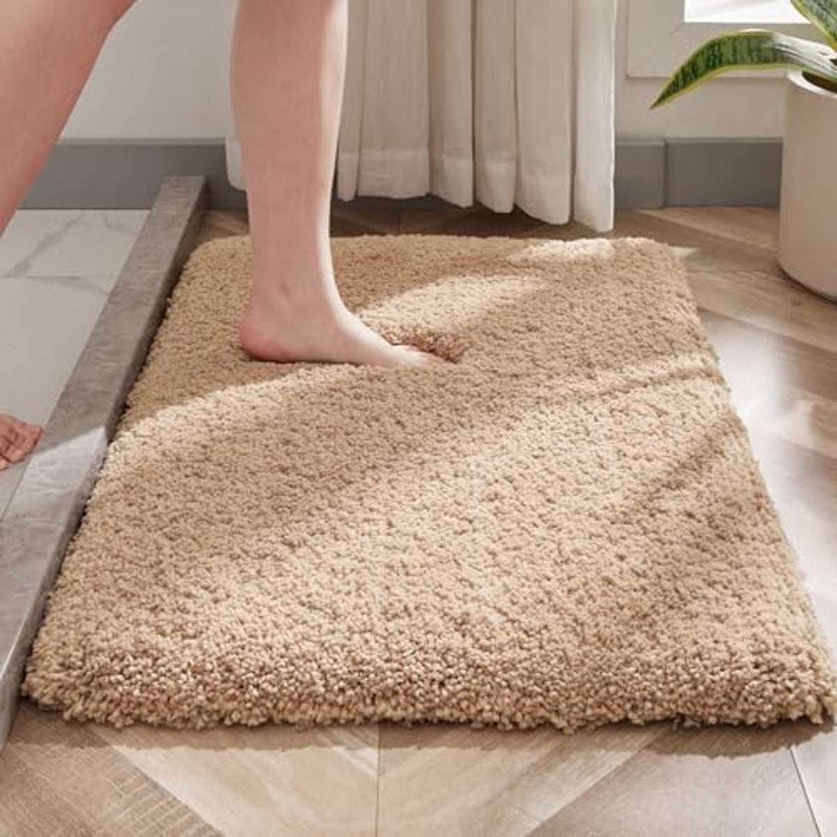 Wasbare luxe beige antislip badmat voor de badkamer 17x24 cm