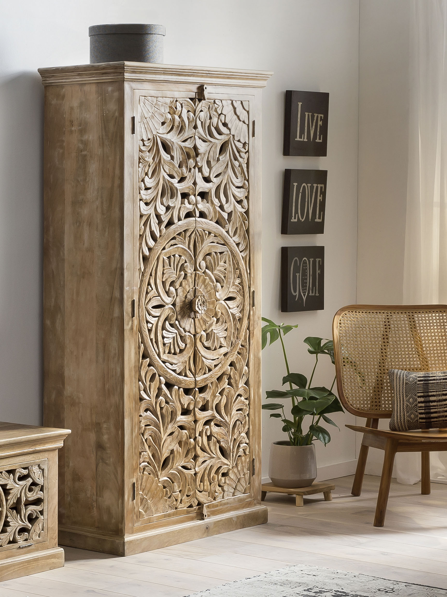 Garderobenschrank SIT "Pollença aus Mangoholz mit 2 Türen und Schnitzereien", beige (natur), B:90cm H:185cm T:45cm, Massivholz, Schränke, Garderobenschrank, Aufwändige orientalische Schnitzereien mit 3 Einlegeböden natur natur, B/H/T: 90cm x 185cm x 45cm,
