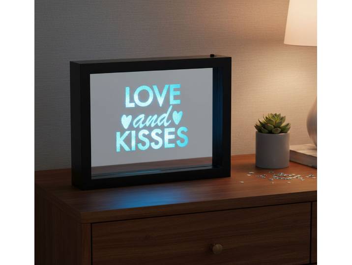 Deko-Spiegel mit Glitzerschrift Love and Kisses und LED-Beleuchtung