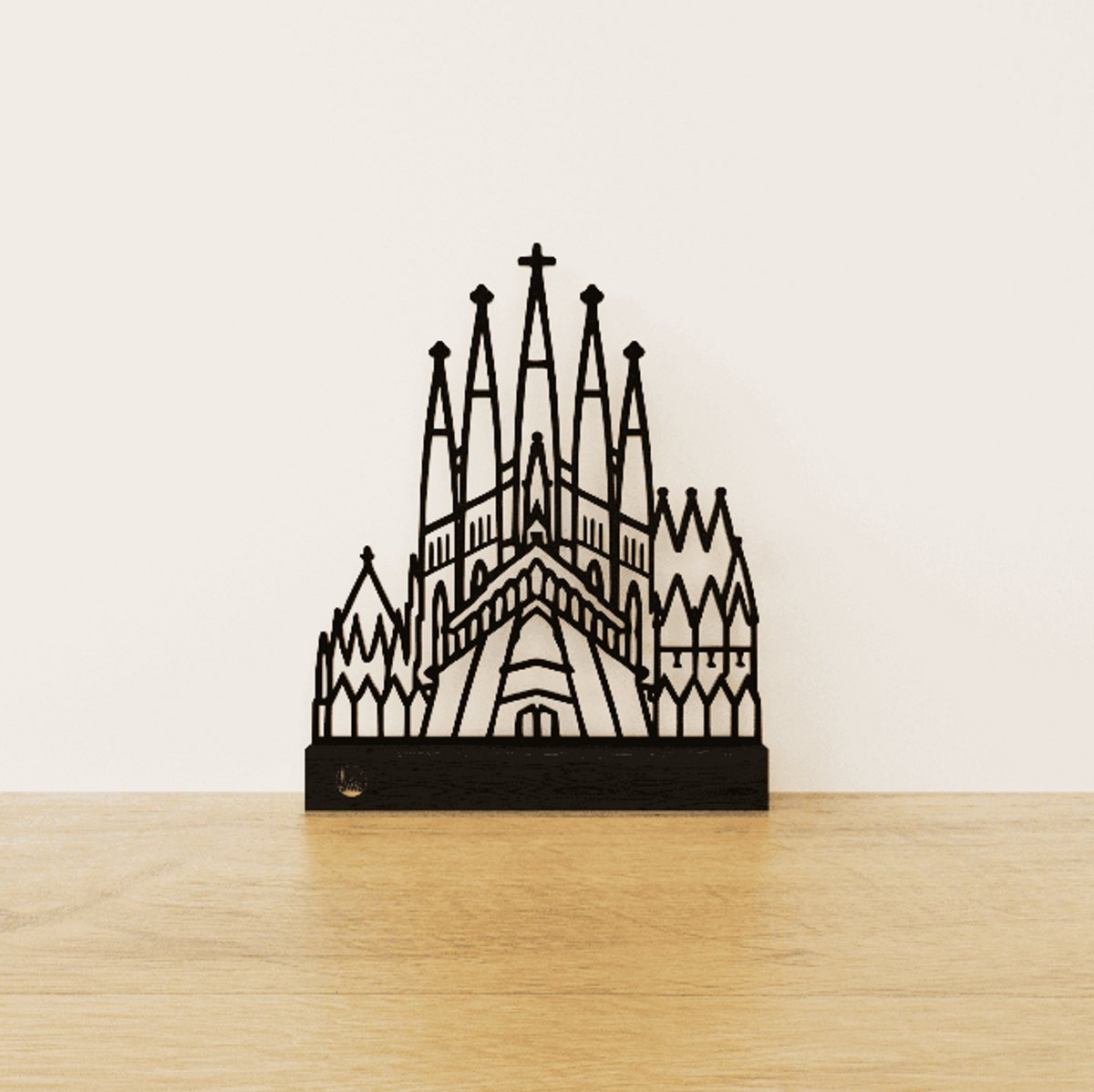 Outlinr Sagrada Família Silhouet decoratie met zwart eiken voetstuk