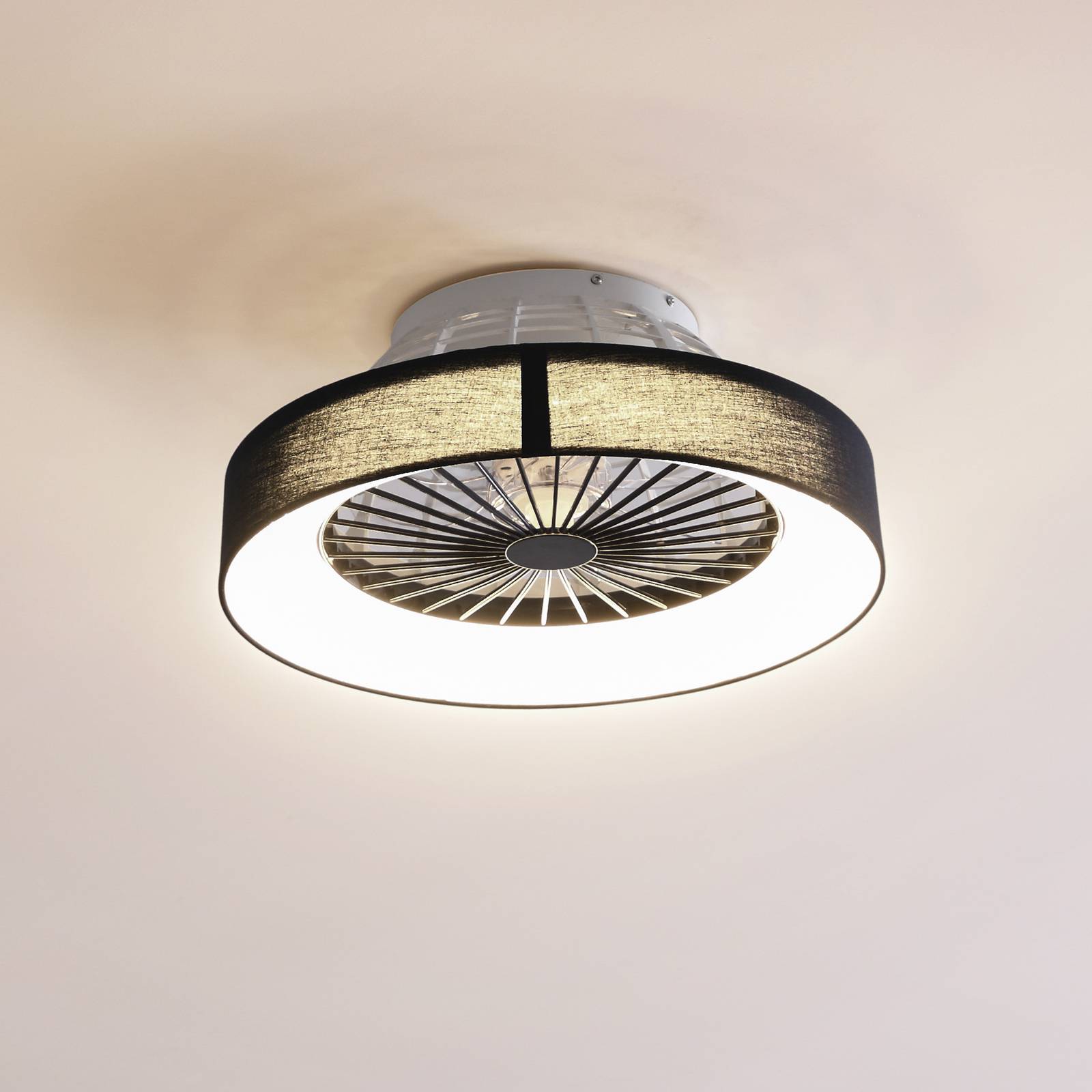 Lindby LED-Deckenventilator Mace, schwarz, leise, Ø 47 cm Mace Lindby, dimmbar, schwarz, für Wohn- / Esszimmer, Kunststoff, Modern