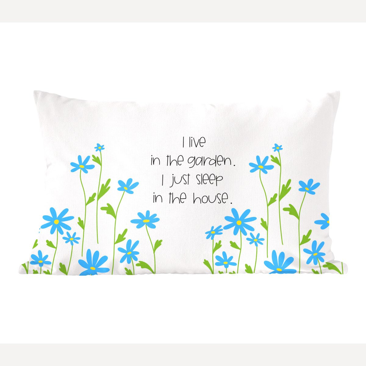 Sierkussen met quote I live in the garden I just sleep in the house - 50 x 30 cm