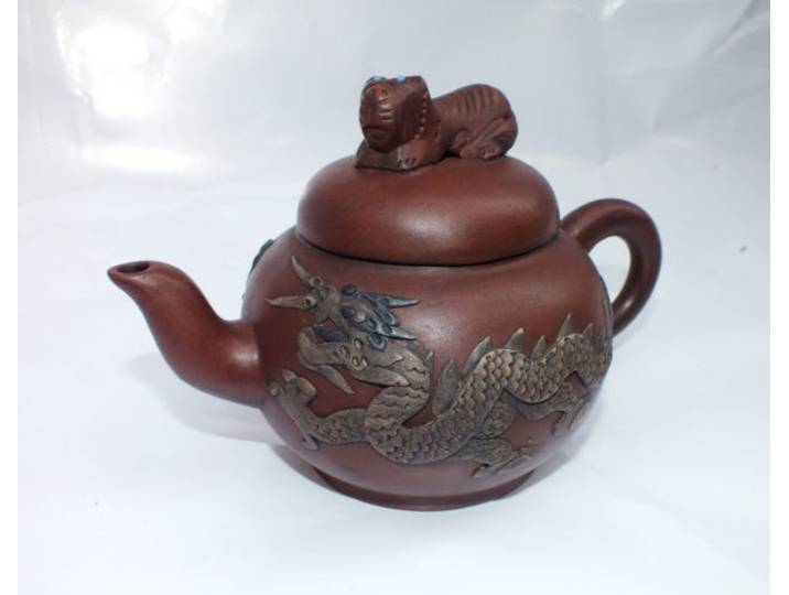 Théière violette artisanale chinoise avec couvercle sculpté de dragon, phénix et tigre