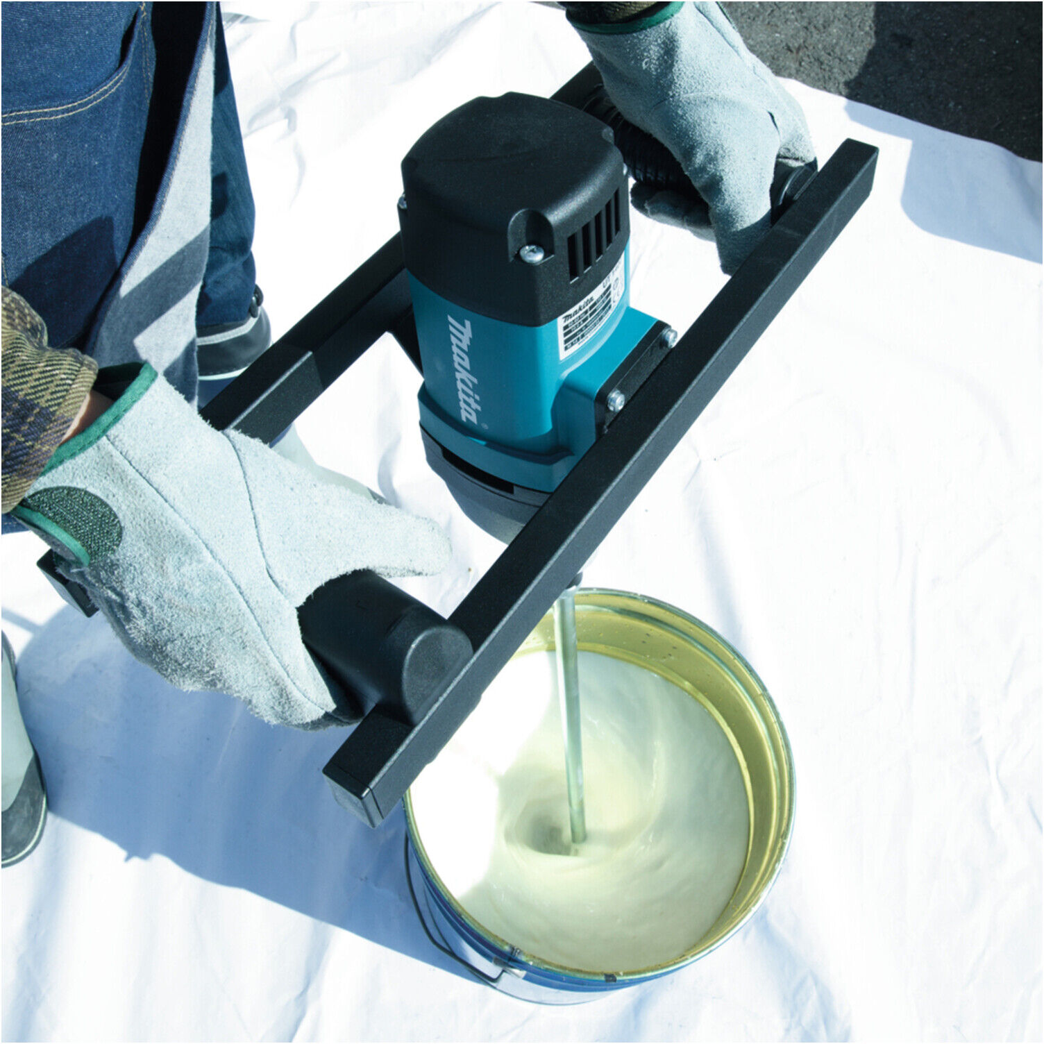 Makita UT1400 Rührgerät mit 140 mm Rührquirl und 1050 W Leistung)