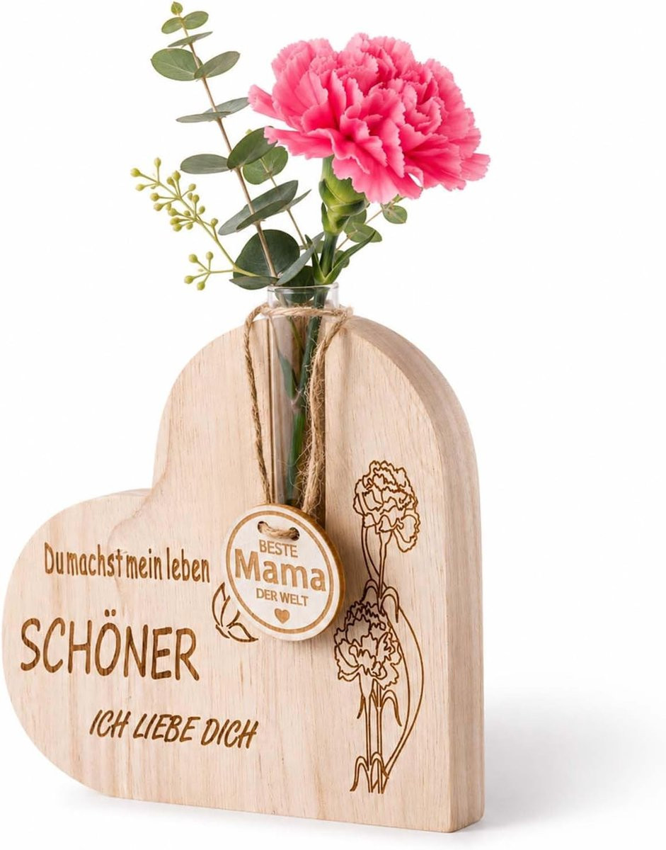Houten hartvaas met gedroogde bloemen voor creatieve decoratie