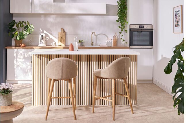 Miliboo Design-Barhocker aus beigem Stoff und hellem Holz H66.5 cm DALIA