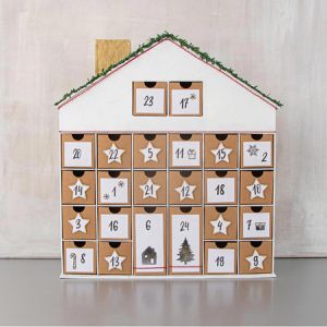 Rayher Adventskalender 67341521, Pappmaché-Haus, Haus mit Einschüben zum Befüllen, 36 x 40 cm