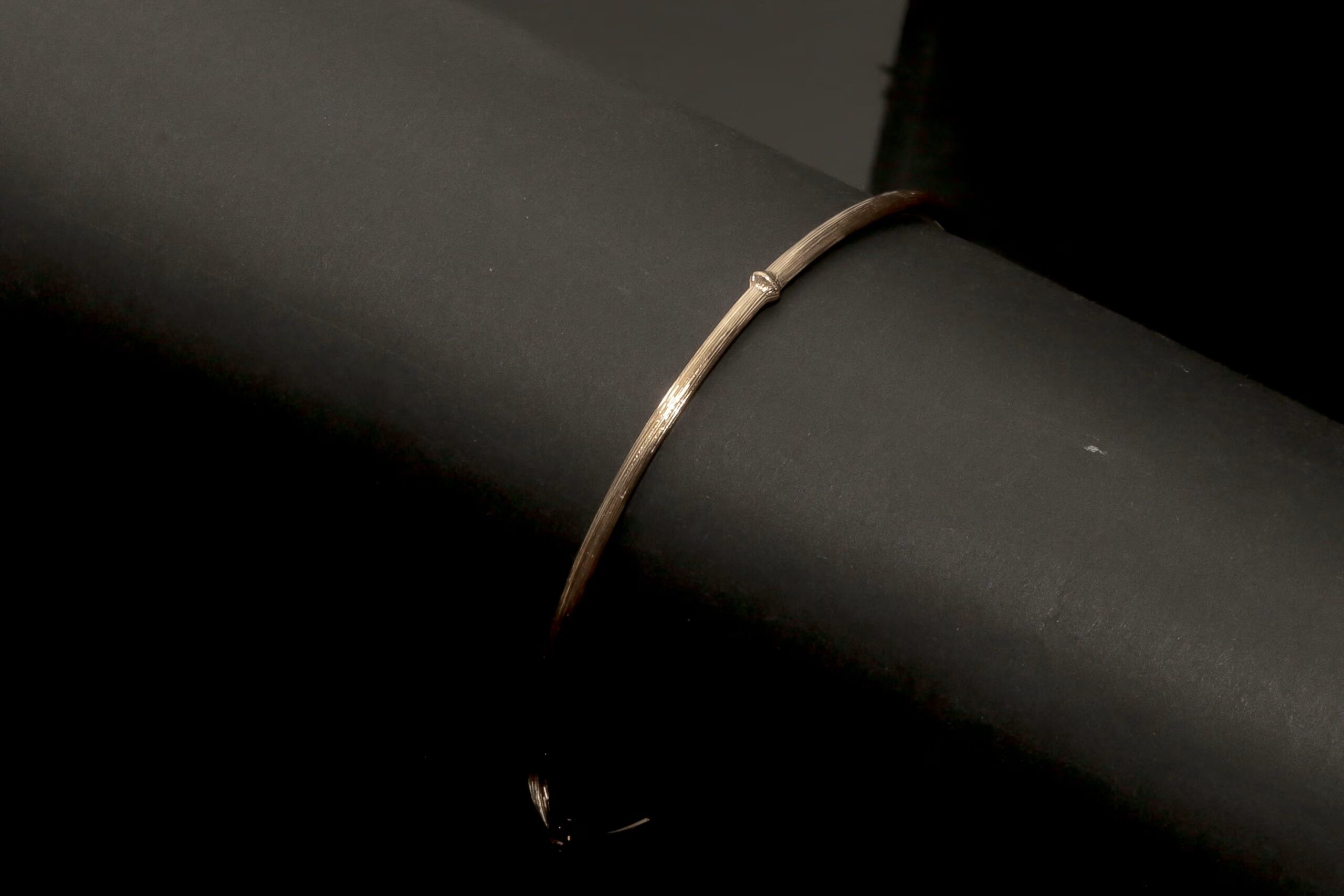 Sero Guld Matteret armring i 18 karat guld