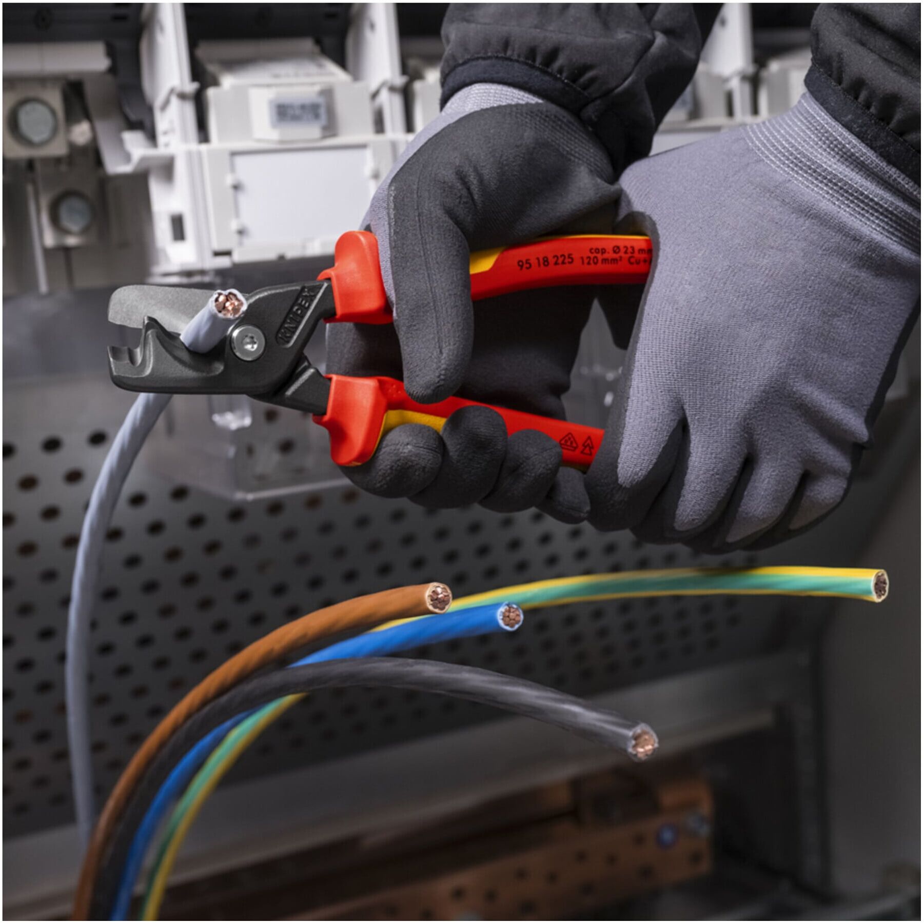 KNIPEX 95 18 225 StepCut® XL Kabelschere mit Stufenschnitt isolierender Mehrkomponenten-Griff, VDE-geprüft brüniert 225 mm)