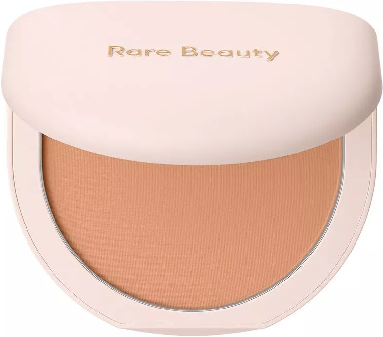 RARE BEAUTY - Tinted Pressed Powder - Getöntes Presspuder, 8 g, Sand