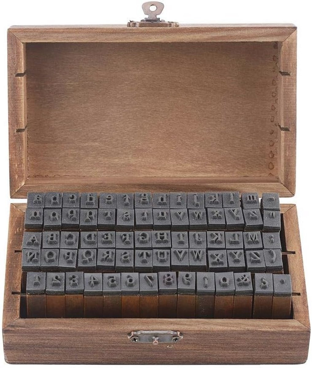 70-delige Vintage Houten Letter en Cijferstempels in Opbergdoos