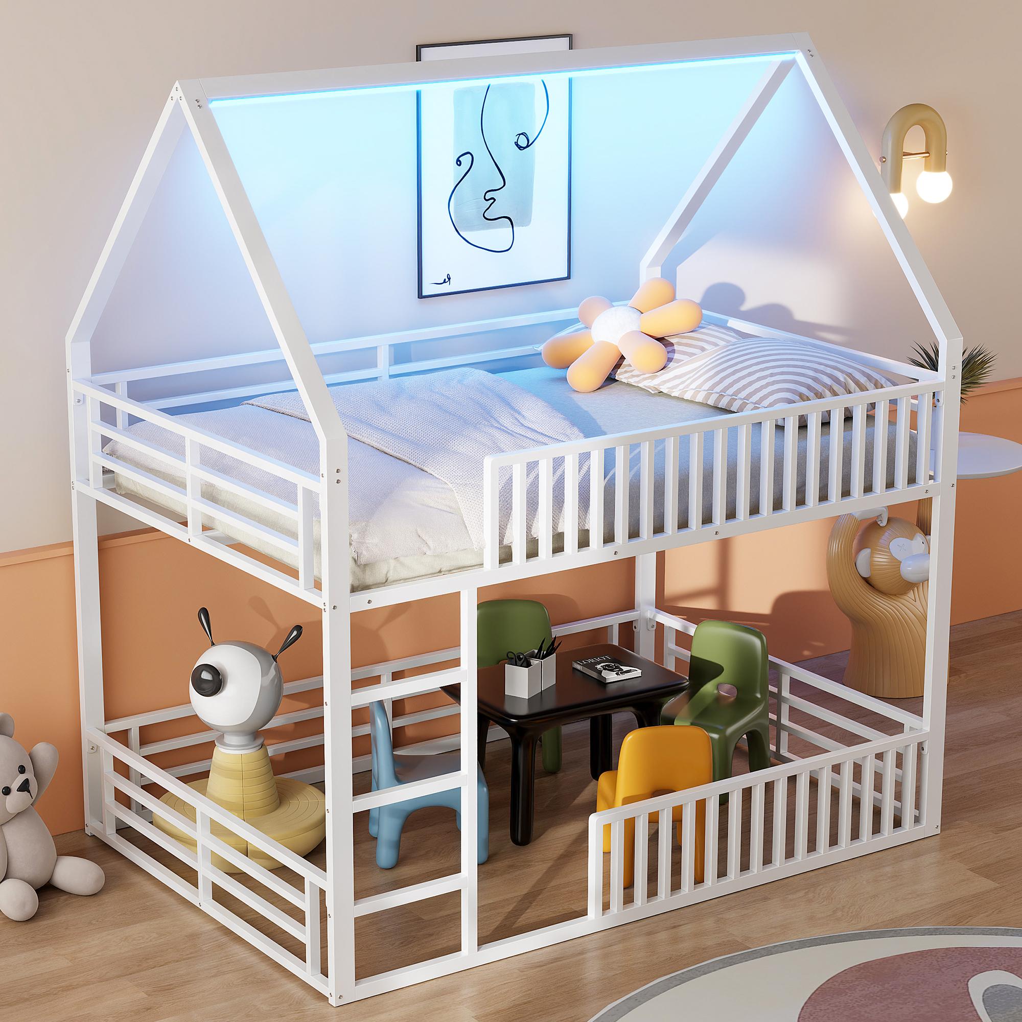 MODFU Etagenbett mit zwei Matratze 140×200 Jugendbett zwei mit Schutzgeländer im Zaunstil,Doppelbett in Haus-form mit LED-Beleuchtung und Leiter,Weiß