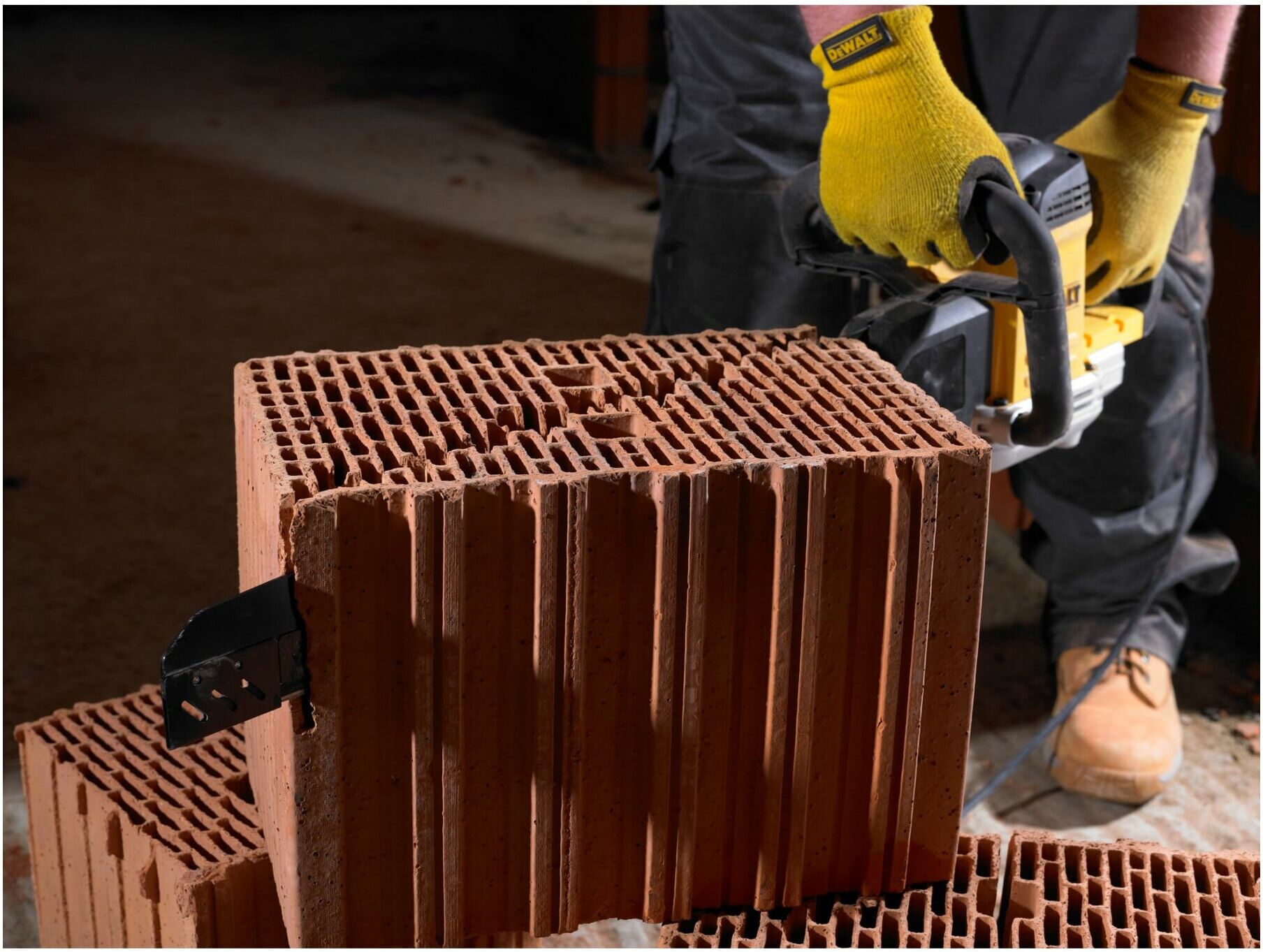 DEWALT DWE396-QS Spezialsäge aus Kunststoff und Metall, 1600 Watt, 295 mm)